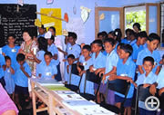 新しい教室、机、椅子に目を輝かせる子どもたち(2011年8月)