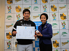 和田選手に感謝状を贈呈する細川会長