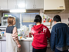 自立援助ホームそなえで入居している子どもたちの調理の練習を見守るスタッフ