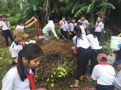 【学校菜園】中学生が研修で学んだ後、堆肥を作っている様子。