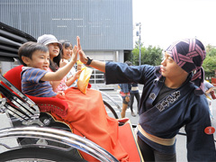浅草では、人力車の車夫さんたちが、難病の子どもと家族を 全面的に応援してくれる。地域の人総出のおもてなし、名前を 呼んでもらえる喜びは、何にも代えがたい。(バケーションの プログラム)
