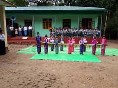 ジョンタワー村の小学校開校式風景
