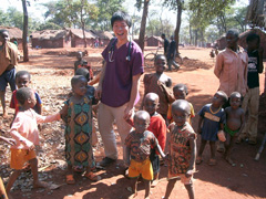 タンザニアのコンゴ人難民キャンプにて。小児科診療に携わる。