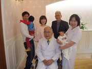 2013年5月　慈恵病院で、蓮田太二院長さん、田尻由貴子看護部長さんから、森崎家の二男・晴斗ちゃんを授かって