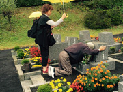 雨の墓地で「お父さ〜ん」と墓を抱く息子（2017年10月）