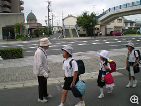 登下校を見守る徳田さん