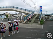 歩道橋の下で見守り