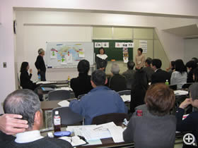 22年続いている中野区国際交流協会の日本語ボランティア実践講座　中山専門員は、左端