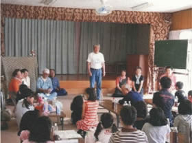 開校式の風景。児童養護施設の子供たちにあじ朗志組のメンバーが網地島の紹介や活動内容の説明。