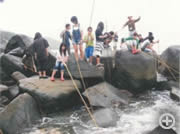 団体会員が講師になって網地島伝統の釣り「あなご抜き」、子どもたちもたくさん魚が釣れて大喜びでした。