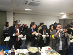 水餃子・火鍋を囲んだ賑やかな会場