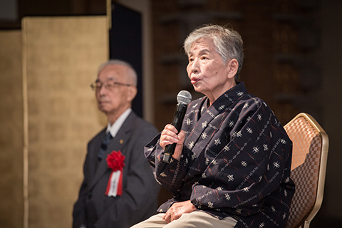 受賞者代表で民話を語った枡田美穂子さん