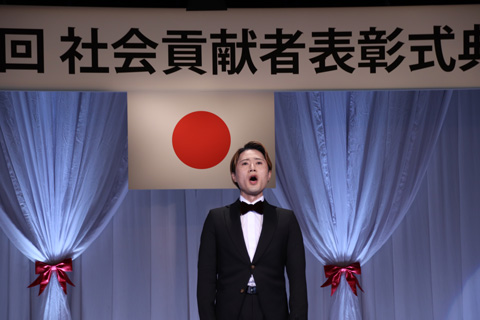 テノール歌⼿ 宮原健⼀郎さんによる国歌独唱