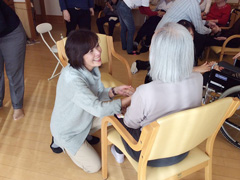 特別養護老人ホームプロジェクト（特別養護老人ホームを訪問し、音楽療法やタッチ療法を取り入れ交流するプロジェクト）