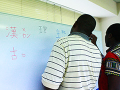 就労を目指し日本語を学ぶ難民の方たちの様子