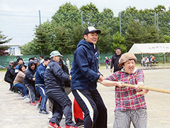 札幌報恩会大運動会での綱引きの様子