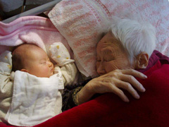 デイサービス利用のおばあちゃんと職員の赤ちゃん（一緒に昼寝）