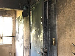 火災現場となった家の玄関