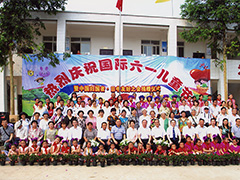 2010年四川省眉山件太平村小学校を訪問