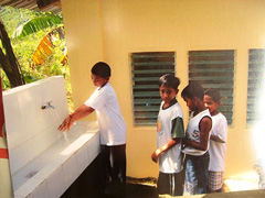 山間部の小学校に湧き水を引いた水道が完成　2013年　ルソン島中部オロガンボ