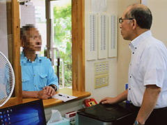 元寮生の訪問を受けて相談に応じている風景