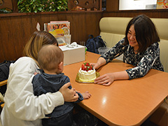 施設退園後のサポート　誕生日にケーキを届ける