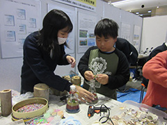 イベントで由良川の流木や砂を使った鉛筆立てやサンドグラス作り