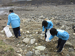 河川でのゴミ拾い