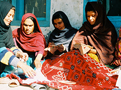 未亡人施設に刺しゅう糸を配る ジャララバード