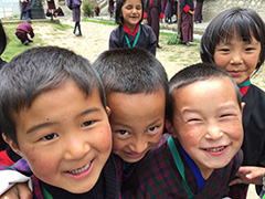 ブータンの学校で元気に出迎えてくれた子どもたち