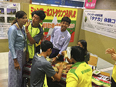 鶴ヶ島市ミャンマー水かけ祭りでタナカ体験