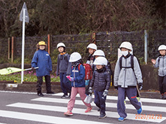 毎朝横断歩道で旗を持って見守りをしています