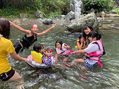 夏のキャンプ　川遊び