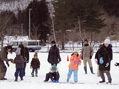 深めよう親子の絆　深めよう地域の絆　雪遊び大会