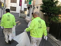 竹ノ塚東口飲み屋街でゴミ０運動中