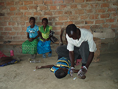 巡回診療中マラリアで倒れた子供（検査陽性、治療で元気になりました）