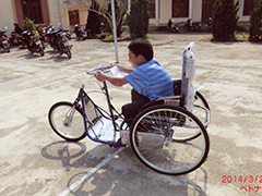 2014年3月 枯葉剤被害者（2世）へのベトナム製特殊車いす寄贈