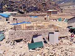 2002年5月、ヒラリースクール・クムジュン校、ＭＨＣ学生寮の建設を中間検査