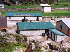 2002年7月、完成したヒラリースクール・クムジュン校　ＭＨＣ学生寮。現在遠隔通学者24名が入寮している