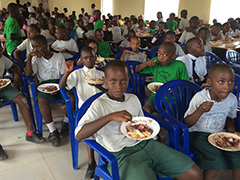 給食支援で学校給食を食べる子どもたち