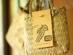 カンボジアの手編みの籠に胡椒を入れて販売。観光地でお土産用として大好評！