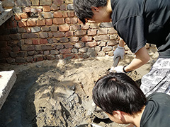村の家を建設する学生たち（ワークキャンプ）
