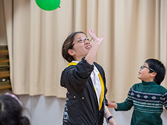 とりで塾で子どもたちと風船で遊ぶボランティアスタッフ