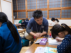 とりで塾で子どもたちに学習支援するスタッフ