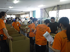 給食のない長期休暇中を支援するための食品を送付する フードバンクこども支援プロジェクトの出荷作業の様子