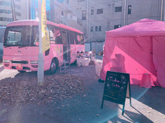 Tsubomi Café のピンクバス