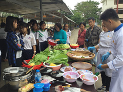 【学校菜園】プロのシェフの皆さんの指導の下、学校菜園で採れた有機野菜を用いて地域の伝統食づくりをしている高校生たち。
