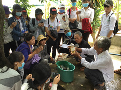 【学校菜園】学校菜園に取り組んでいる高校生が有機農家グループを訪問し、経験から学んでいる様子。