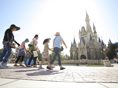 ウィッシュ・バケーション(家族全員旅行)は、当事者 だけでなく、家族全員が楽しんで笑顔になる場。当法人の原 点になる東京ディズニーランドのひととき。(バケーション のプログラム)