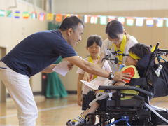 全国各地で開催する難病児と家族が、一般の支援者と一 緒に楽しむ大運動会。車椅子でもへっちゃらで動き回る 子どもたちや母をお姫様だっこして疾走する父の姿な どで、皆の笑い声に包まれる。